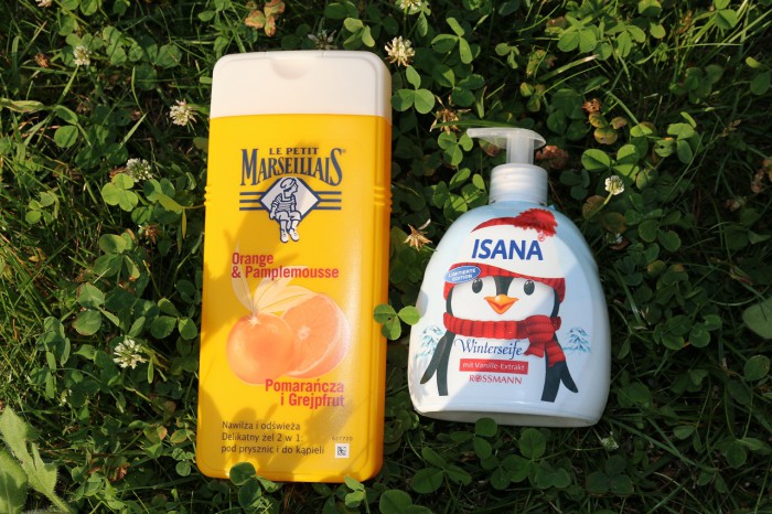 żel 2 w 1 pod prysznic i do kąpieli pomarańcza i grejpfrut Le Petit Marseillais, zimowe mydło w płynie z ekstraktem z wanilii z limitowanej serii Isana