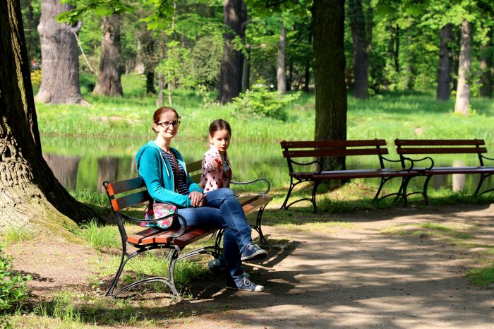 ja i córa na ławce w parku zamkowym w Mosznej