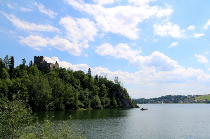 widok na Jezioro Czorsztyńskie i zamek w Czorsztynie w przystani nad jeziorem